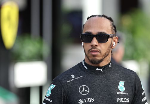 Mopperende Lewis Hamilton krijgt waarschuwing, boete voor Mercedes