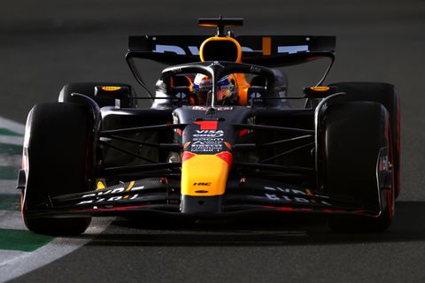Max Verstappen zet indrukwekkende tijd neer tijdens derde vrije training, Zhou Guanyu de muur in