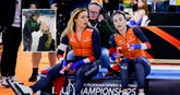 Jutta Leerdam en Femke Kok maken kinderen dolgelukkig in Thialf: 'Allemaal blije koppies'