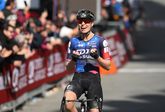 Topfavoriete Demi Vollering wint Nederlandse clash in Strade Bianche Donne