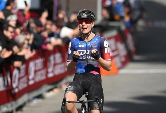 Topfavoriete Demi Vollering wint Nederlandse clash in Strade Bianche Donne