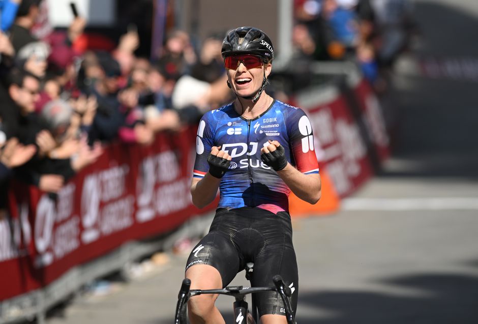 Topfavoriete Demi Vollering wint Nederlandse clash in Strade Bianche Donne