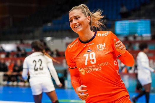 Terugkerende Estavana Polman helpt Nederlandse handbaldames aan winst op topland