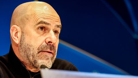 PSV-trainer Peter Bosz voert hilarisch toneelstukje op na vraag over Danny Makkelie: 'Geluidsinstallatie moet beter'