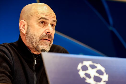 PSV-trainer Peter Bosz voert hilarisch toneelstukje op na vraag over Danny Makkelie: 'Geluidsinstallatie moet beter'