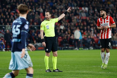 Danny Makkelie zet kwaad bloed bij PSV - Heerenveen met opmerkelijke beslissing