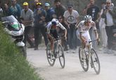 Zelfs harde val kan hem niet stoppen: Tadej Pogacar wint Strade Bianche voor derde keer