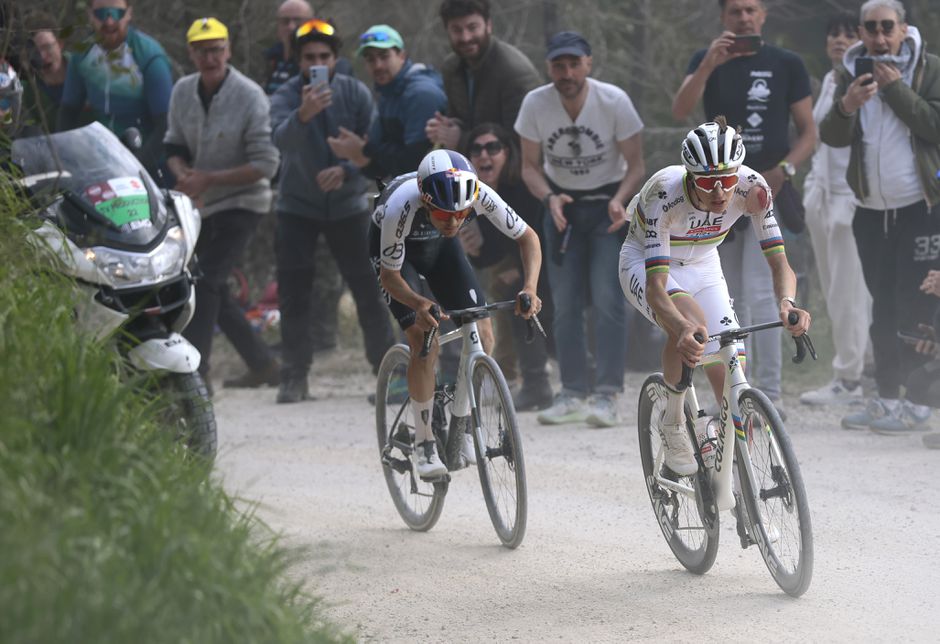 Zelfs harde val kan hem niet stoppen: Tadej Pogacar wint Strade Bianche voor derde keer
