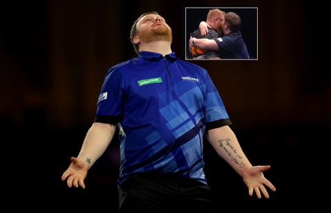 Knuffelzieke darter slaat ook in België toe met omhelzing en zoen: 'Was vuistje niet genoeg?'