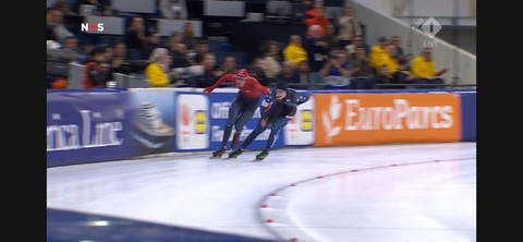 Schrikmoment op WK allround: Sander Eitrem knalt bijna bovenop Jordan Stolz tijdens bizarre rit