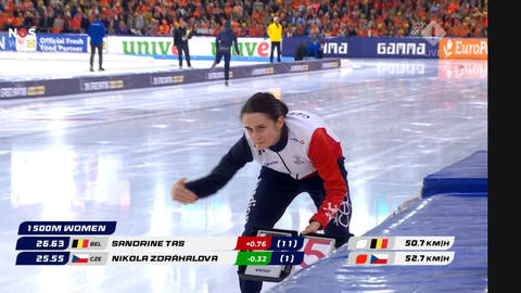 Afzwaaiende Martina Sablikova duikt in Thialf op in aandoenlijke rol voor schaatsende vriendin