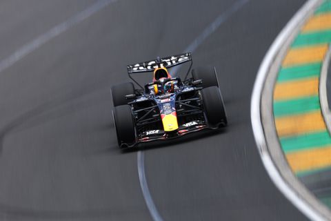 Max Verstappen knokt zich met spectaculaire inhaalrace in Melbourne knap in de punten, Mercedes kent uitstekende seizoensstart