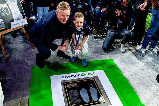 Kleinzoon bondscoach Ronald Koeman steelt de show rond PSV-AZ: 'Ik ben trots op opa'