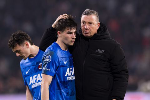 AZ-coach hekelt gedrag PSV'ers: 'Wouter Goes is daar heel goed mee omgegaan'