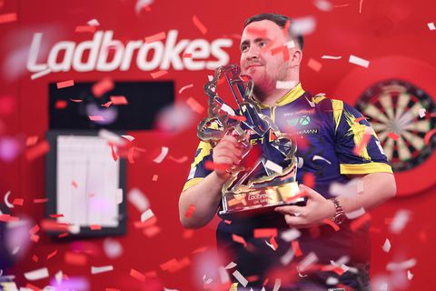Dartssensatie Luke Littler schrijft UK Open op zijn naam na spannende finale tegen landgenoot