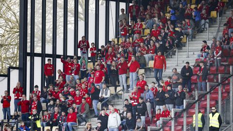 Bijzonder tafereel bij Go Ahead Eagles - FC Twente: uitvak gevuld met honderden kinderen na heftige incidenten