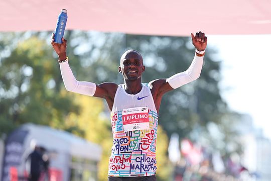 Wereldrecord op de halve marathon verpulverd, winnaar haalt zijn gram na 'ongeldige' poging