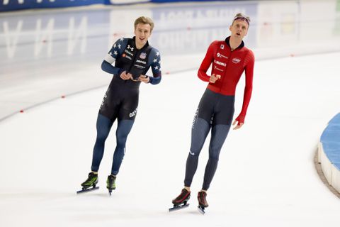 Heroïsche Jordan Stolz valt van het podium op WK allround: Sander Eitrem en Tsjech slaan keihard toe
