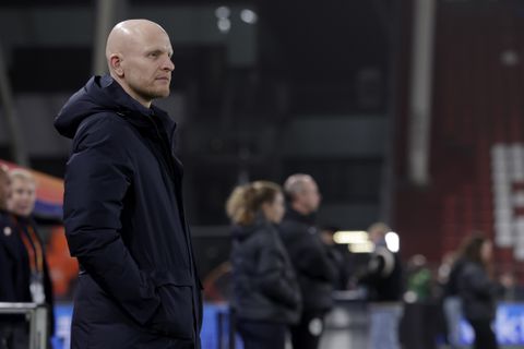 Bondscoach Oranje Leeuwinnen baalt na discutabel moment in WK-kwalificatie: 'Dit zou het voetbal eerlijker maken'