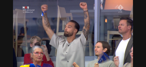 Kjeld Nuis zwaar onder indruk van vriendin Joy Beune tijdens uithaal in Thialf op WK allround