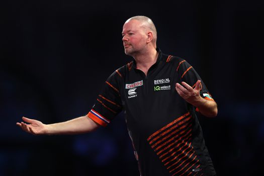 'Het is een aparte': Raymond van Barneveld legt uit waarom hij Michael Smith geen boks gaf na negendarter