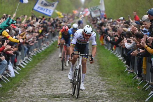 Wanhoop in peloton: 'Hoe ik Mathieu van der Poel moet verslaan? Ik heb geen flauw idee...'