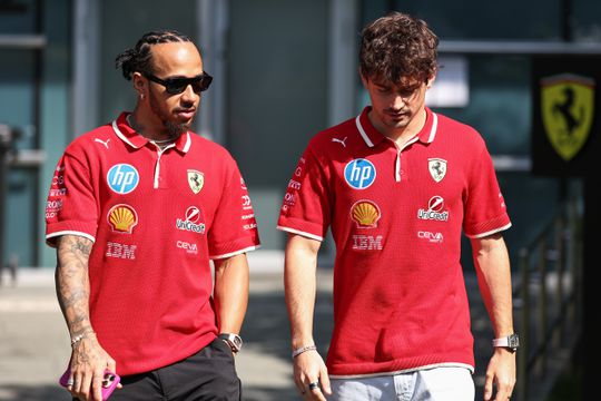 Enorme onrust bij Ferrari: 'Lewis Hamilton en Charles Leclerc klagen erop los na dramatische seizoensstart'