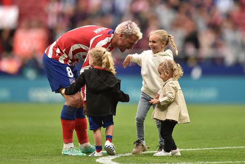 Topvoetballer Antoine Griezmann viert op 8 april de verjaardag van drie(!) kinderen: 'Heb geen magisch middeltje'