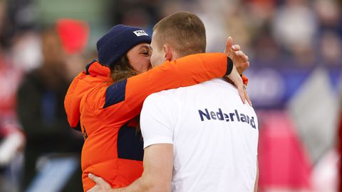 Suzanne Schulting geniet met Joep Wennemars volop van villa op onbekende locatie