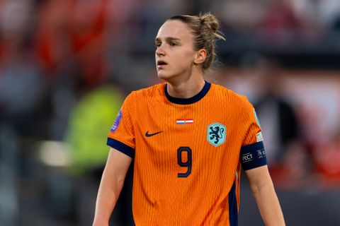 Zorgen bij Oranje Leeuwinnen door nieuwe blessure Vivianne Miedema tijdens simpele zege op Oostenrijk