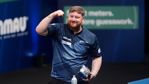 Veelbesproken darter snoert critici de mond met tweede titel en pakt 15.000 pond aan prijzengeld