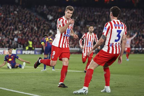 Arbitrage zorgt voor sensatie bij FC Barcelona - Atletico Madrid, ex-speler FC Groningen slaat genadeloos toe