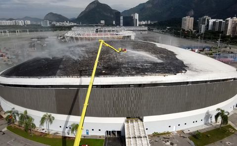Dak van olympisch stadion getroffen door nachtelijke brand: 'Een grote catastrofe voorkomen'