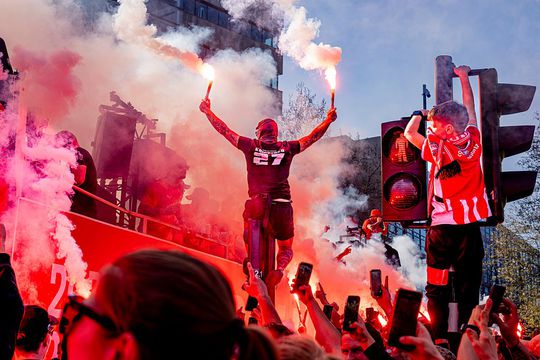 Verbod haalt niks uit: bijna honderd gewonden tijdens huldiging landskampioen PSV