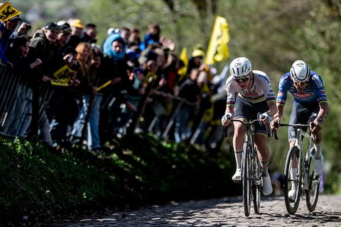 Nederlandse wielrenners zien vreselijk af tijdens helse wedstrijd: 'Het licht ging volledig uit'
