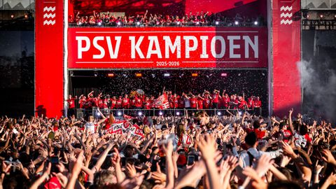 Ervaringsdeskundige Robert Maaskant grapt over opkomst PSV-huldiging: 'Een beetje armoedig'