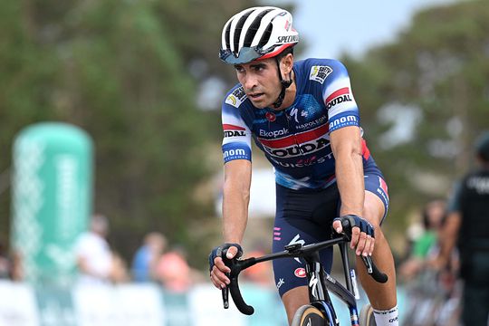 Drama in Ronde van het Baskenland: Spaanse wielrenner uit koers na bizarre aanrijding