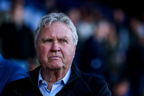 Ex-toptrainer Guus Hiddink maakt zich flink boos over spandoek: 'Dat ding moet weg'