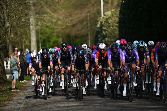 Pijnlijk incident voor Nederlandse topwielrenner Dylan Groenewegen tijdens Scheldeprijs