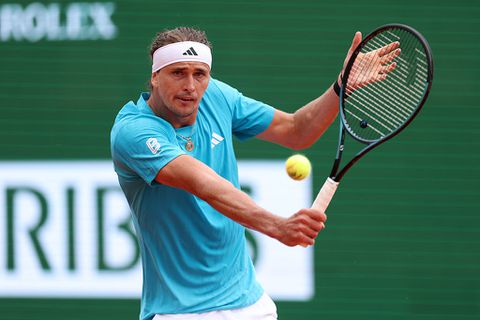 Toptennisser Alexander Zverev ontloopt vroege uitschakeling ternauwernood na sterke comeback: 'Ver onder mijn niveau'