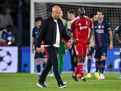 Beslissing Arne Slot tijdens PSG - Liverpool keihard onderuit gehaald in Britse media: 'Vernederend'