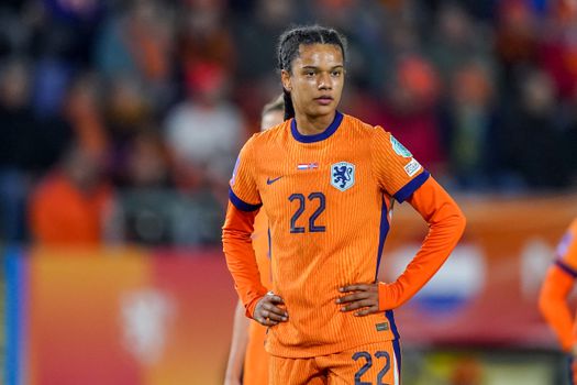 Oranje Leeuwin Esmee Brugts ziet jonge meiden snel vertrekken uit Nederland: 'Die stap moeten we nog zetten'