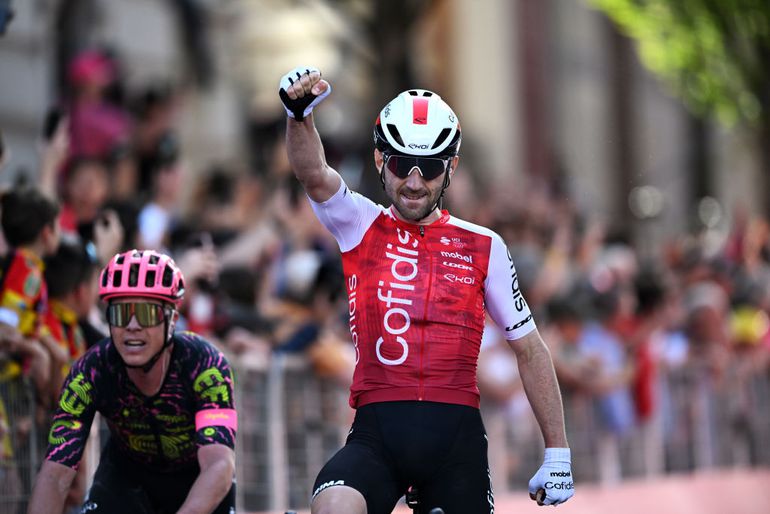 Vluchter Benjamin Thomas wint vijfde etappe van de Giro en draait sprinters een loer