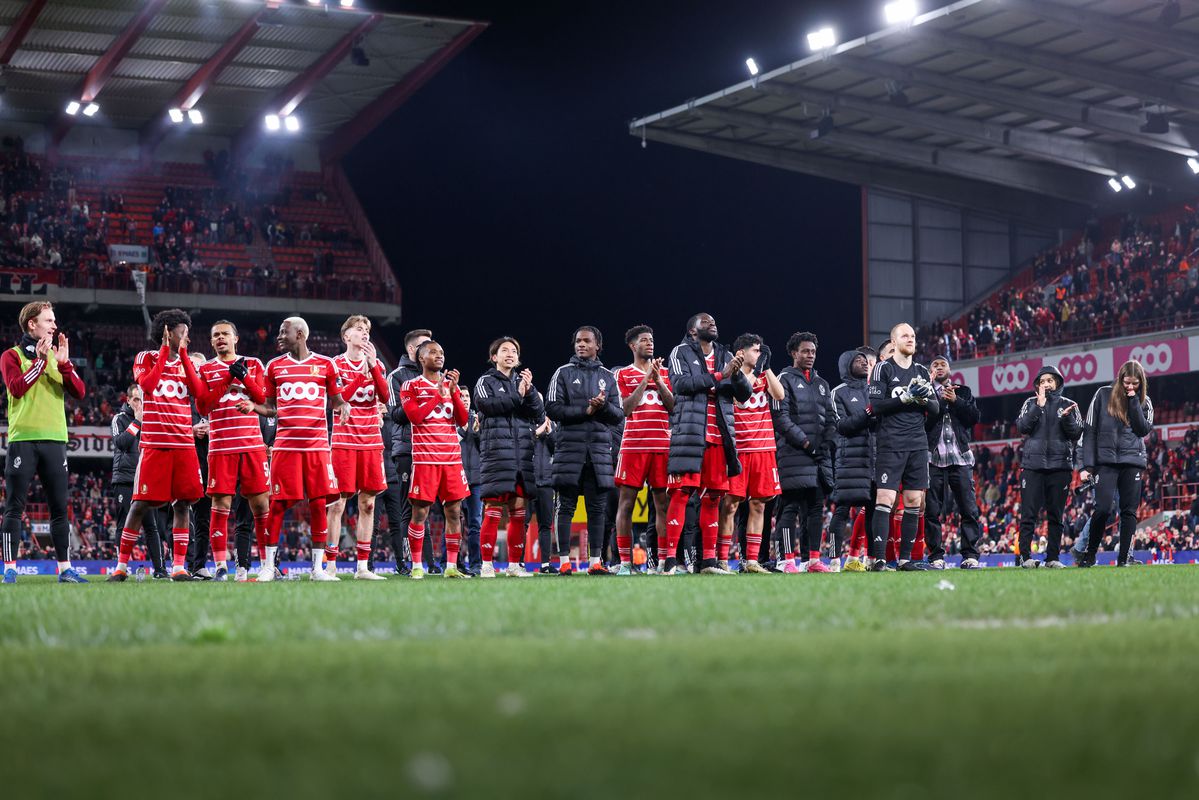 Boze supporters blokkeren spelersbus van Standard Luik en jagen RTL-filmploeg weg