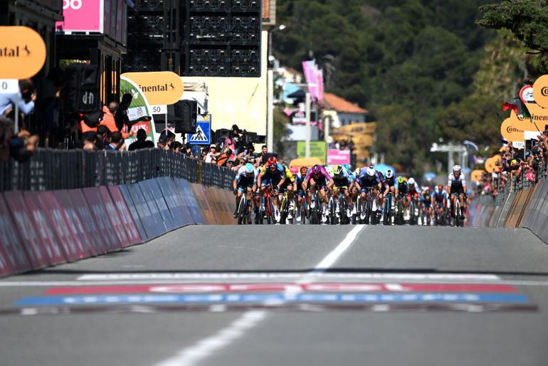 Onbegrip over te gevaarlijke aankomst van vierde etappe in Giro d'Italia: 'Ik ben blij dat ik nog leef'