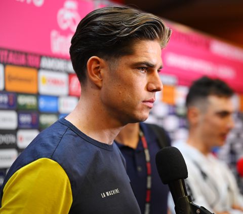 Wout van Aert krijgt lachers op de hand na vraag over oud-ploeggenoot: 'Hij weet hoe het moet'