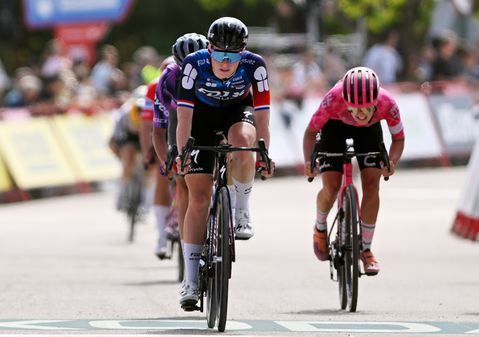 Topwielrenster Demi Vollering slaat genadeloos toe in eerste bergetappe Vuelta