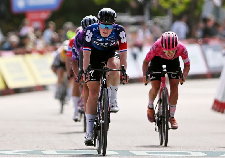 Topwielrenster Demi Vollering slaat genadeloos toe in eerste bergetappe Vuelta