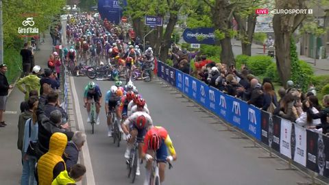 Enorme chaos in openingsrit Giro d'Italia: Dylan Groenewegen betrokken bij grote valpartij
