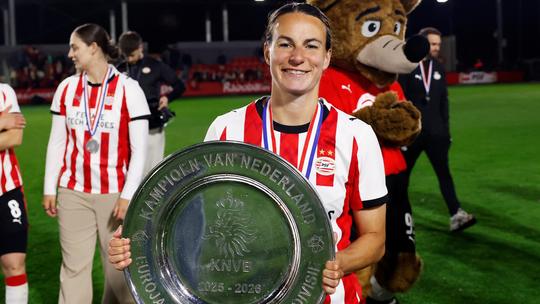 Topvoetbalster Renate Jansen neemt feestend afscheid bij PSV: 'Eerst een goede bodem leggen'